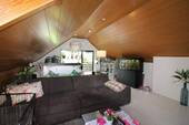 Wohnzimmer mit Blick zur Loggia - 