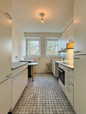 Küche mit Fenster und EBK - 