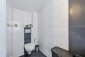 Modernes Badezimmer mit Wanne, Dusche und WC - 