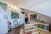 Freundliches Kinderzimmer mit viel Tageslicht - 