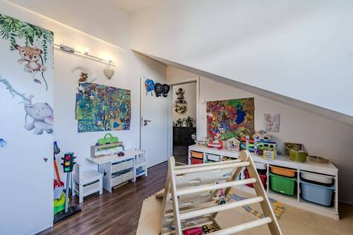 Freundliches Kinderzimmer mit viel Tageslicht - 