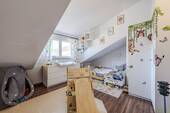 Freundliches Kinderzimmer mit viel Tageslicht - 