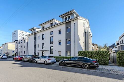 Attraktive Wohnung in neuwertigem Zustand - Premium-Dachgeschosswohnung mit Balkon, Aufzug & Tiefgarage