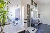 Modernes Badezimmer mit Wanne, Dusche und WC - 