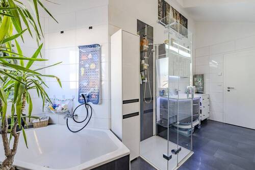 Modernes Badezimmer mit Wanne, Dusche und WC - 