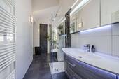 Modernes Badezimmer mit Wanne, Dusche und WC - 