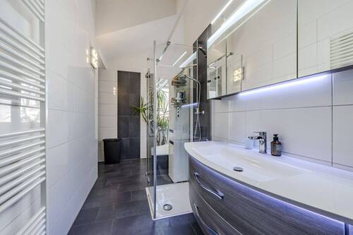 Modernes Badezimmer mit Wanne, Dusche und WC - 