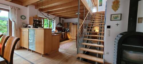 Blick in die offene Küche - 7 Zimmer Einfamilienhaus zum Kaufen in Oberding