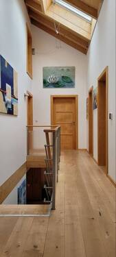 Der sonnendurchflutete Flur im OG - 7 Zimmer Einfamilienhaus in Oberding