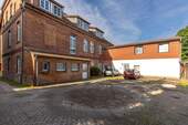 Hinter dem Haus! - 