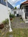 Seiteneingang mit Kellertreppe - 