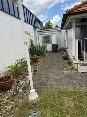 Seiteneingang mit Kellertreppe - 