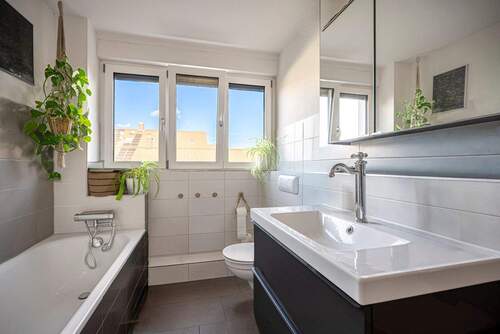 Großes Badezimmer im 1.OG mit Dusche & Wanne - 