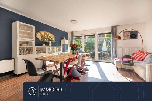 Charmantes Wohn- und Esszimmer mit großer Fensterfront und sonniger Terrasse - ?? Familienfreundliches Reihenhaus mit 6 Zi, Garten, Dachterrasse nahe dem Kiezleben Friedrichshains