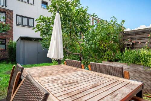 Große Terrasse mit gepflegten Privatgarten - 6 Zimmer Reihenmittelhaus zum Kaufen in Berlin