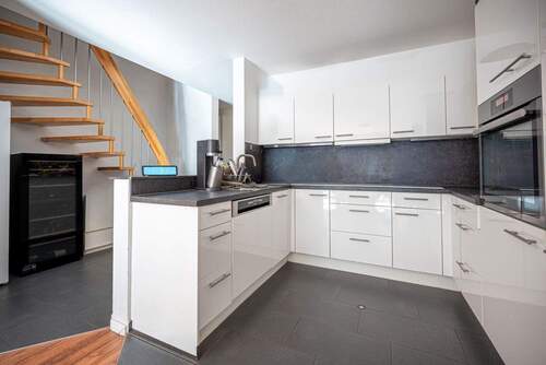 Stilvolle Einbauküche mit ergonomisch eingebautem Backofen und cleverer Aufteilung - 