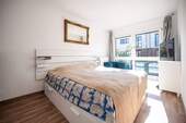 Ruhiges Hauptschlafzimmer mit separierter Ankleide und viel Tageslicht - 