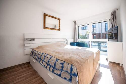 Ruhiges Hauptschlafzimmer mit separierter Ankleide und viel Tageslicht - 