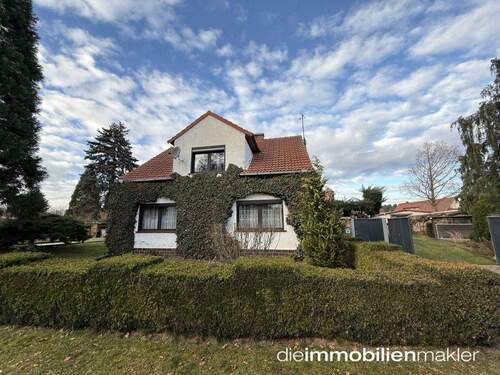 Hausansicht - Bauernhaus mit großem Grundstück auf dem Land zu verkaufen