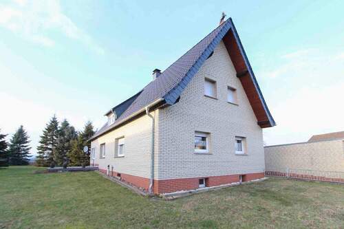 Außenaufnahme_4 - 174 m² Wohnfläche & 1.856 m² Grundstück - großes Haus mit viel Potenzial in Steinheim-Bergheim
