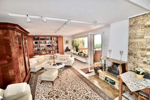 Wohnzimmer mit Terrassenzugang - GROSSZÜGIG UND NATURNAH WOHNEN - 519.000,00 EUR Kaufpreis, ca.  200,00 m² Wohnfläche