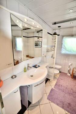 Badezimmer mit Wanne... - 