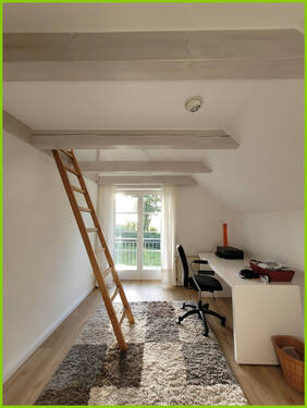Schlafzimmer mit Leiter in das Dachgeschoss - 