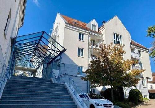 Objektansicht Zugang Parkplatz - Zentrale 2-Zimmer-Eigentumswohnung an der Brunnenallee - Toplage in Bad Wildungen