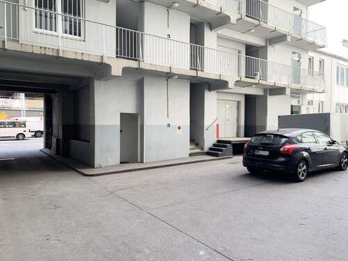 Innenhof mit Lastenaufzug - Einfamilienhaus in Hamburg zur Miete