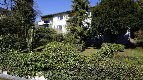 Hausansicht von Süden - *** Schöne Wohnung - attraktive Aussichtslage + zwei Wirtschaftsräume - eine lohnenswerte Besichtigung ***