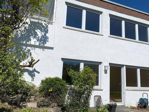 Hausfassade - Familienglück mit Panoramablick: Großzügiges Wohnen in Leonbergs Bestlage