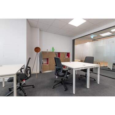 Büroraum - Blick auf Nachbargebäude - Modernes Arbeiten im Zentrum von Augsburg - flexibles, möbliertes Büro 247