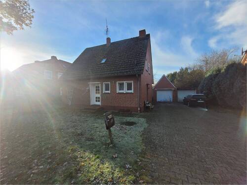 Außenansicht - Niedliches Einfamilienhaus mit Garage, großen Grundstück sowie ordentlich Renovierungsbedarf