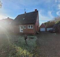 Niedliches Einfamilienhaus mit Garage, großen Grundstück sowie ordentlich Renovierungsbedarf - Papenburg / Siedlung Herbrum