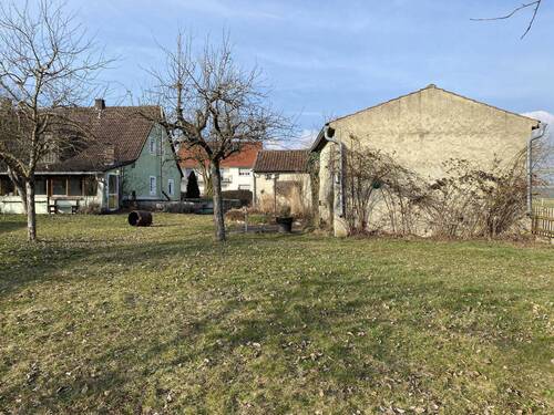 Wiese und Nebengebäude - 
