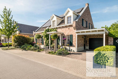 Hausansicht - ***STEGEHUIS GMBH*** Freistehend Einfamilienhaus in Englische Baustil gebaut in beliebten Wohngebiet von Gronau.