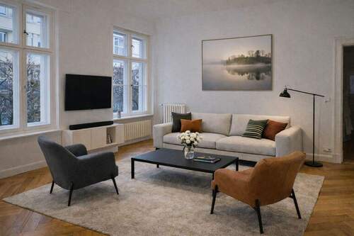 Wohnzimmer - Exklusive 6-Zimmer-Altbauwohnung mit Wintergarten, Loggia & 2 Bädern - ca. 209 m² sanierter Wohnkomfort in ruhiger, begehrter Lage nahe Schloßstraße