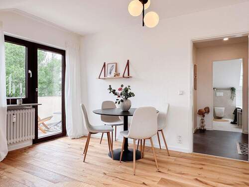 Essbereich - sofort frei und neu renoviert: Helle 3 Zi mit Stellplatz und Balkon
