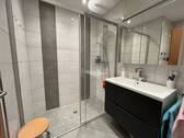 Badezimmer mit bodentiefer Dusche - 