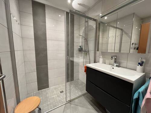 Badezimmer mit bodentiefer Dusche - 