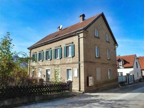 Südostansicht mit Zufahrt über die Pfarrgasse - GELEGENHEIT! Vielseitig nutzbares Anwesen mit schmucker Sandsteinfassade und ca. 1.200m² Grund im Ortskern der von Sand a.M.