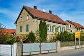 Südwestansicht mit Toranlage und Zufahrt - 9 Zimmer Mehrfamilienhaus, Wohnhaus zum Kaufen in Sand