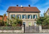 Straßenansicht mit Vorgarten - 9 Zimmer Mehrfamilienhaus, Wohnhaus in Sand
