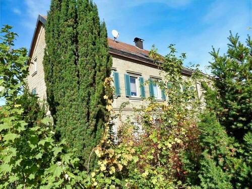 Ansicht mit Vorgarten - 