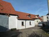 Hof mit Nebengebäude (Garage und ehemalige Backstube) - 