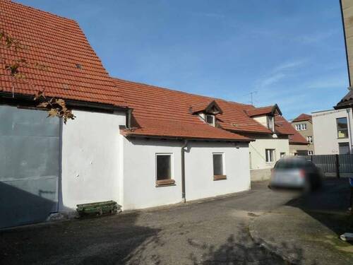 Hof mit Nebengebäude (Garage und ehemalige Backstube) - 