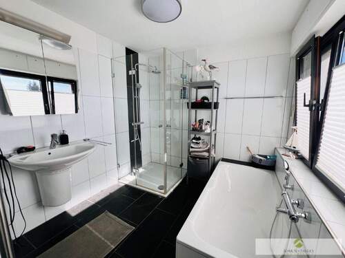 Ihr modernes Tageslicht-Dusch/Wannen-Bad im Obergeschoss - 3 Zimmer Reihenmittelhaus zum Kaufen in Werl