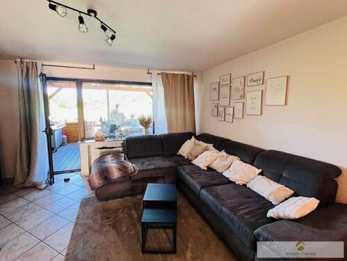 Ihr gemütliches Wohnzimmer mit Zugang zur Loggia + zum offenen Esszimmer + Küche - 