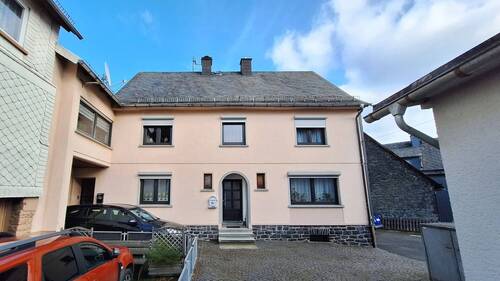 Seitenansicht - 8 Zimmer Mehrfamilienhaus, Wohnhaus in Rennerod