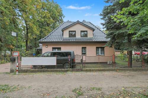 Objektansicht straßenseitig - 